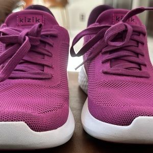 Kizik sneakers/tennis shoes